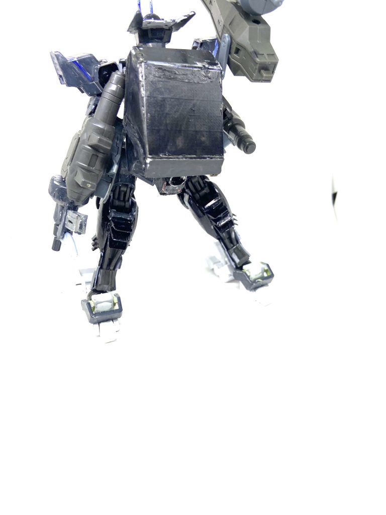 バックパック下部にバーニアが取り付けてあり宇宙空間を移動する際に使う、地上でも使えるがその場合は飛行ができなくなる。