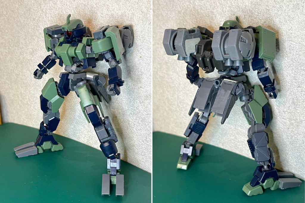 大体の外形が出来上がった頃の前後。このシリーズ量産機はみんな足が小さめですが、前後を入れ替えたのちつま先にパーツを貼り付けてデカくしています。