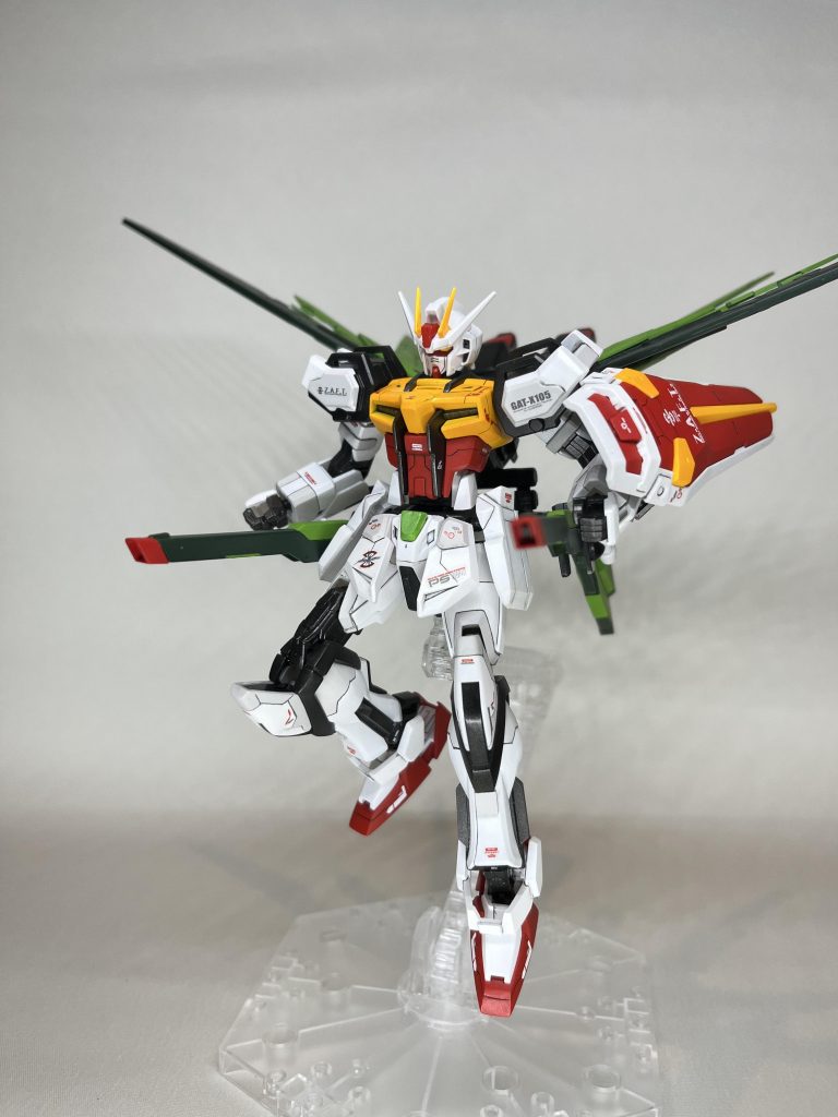 レール砲発射のポーズ！フリーダムのクスィフィアスと形状は近いですが、中身はアサルトシュラウドと同じゲイボルグ。スラスター兼レール砲の試験装備です。フリーダムのものより大きくなってるのはストライク本体のFP装甲による電力問題を解決するための予備バッテリーが入ってる影響です！