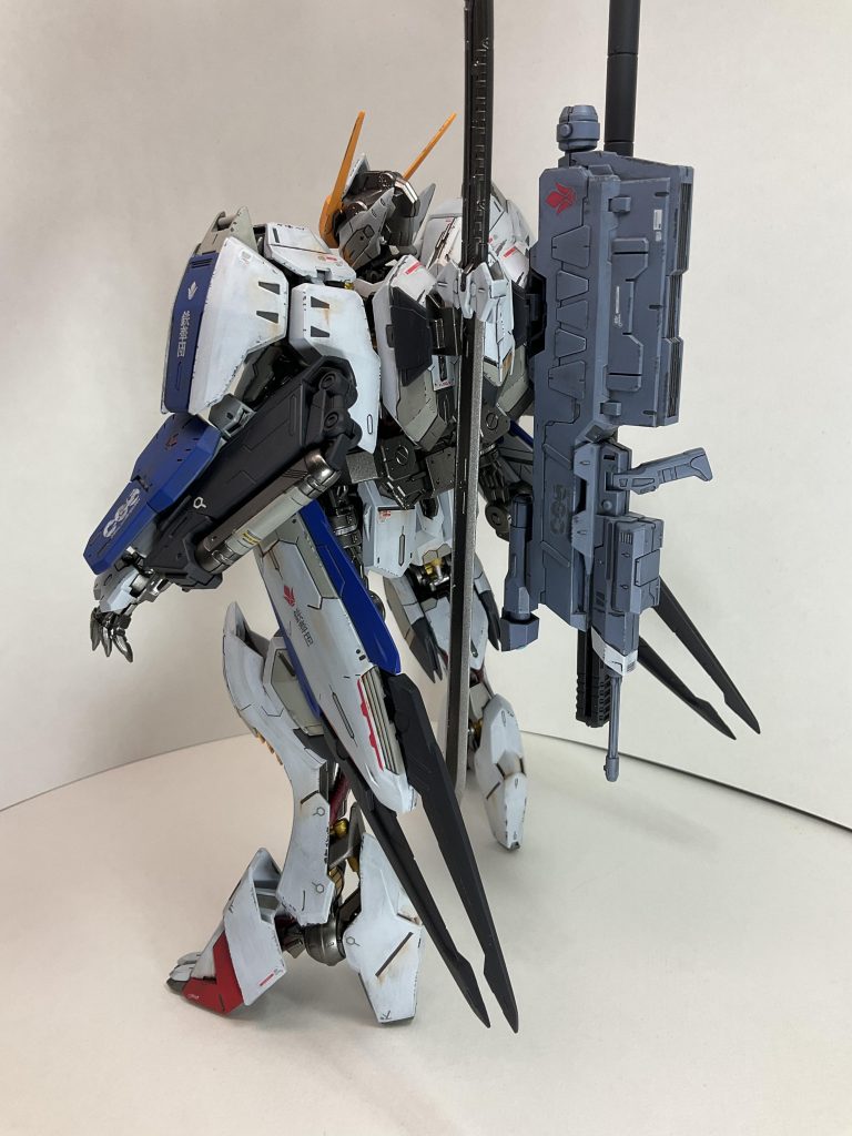 バックショット武器もりもりです たまらんですな滑空砲はレンチメイスと色を合わせましたヒートシンクっぽいヒダヒダはフレームと同じくフィニッシャーズのライトガンメタルを使用しました写真はありませんがセンサー部は塗りわけが面倒だったのでVCドームをつけただけにしました
