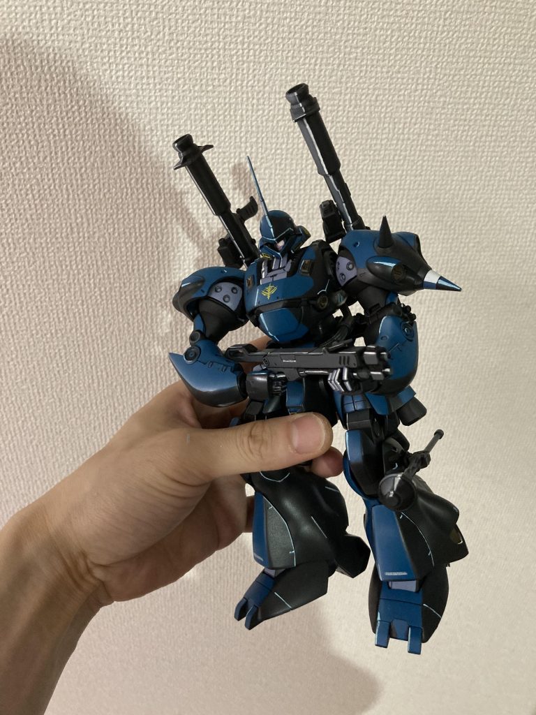 定番の手持ちポーズです。