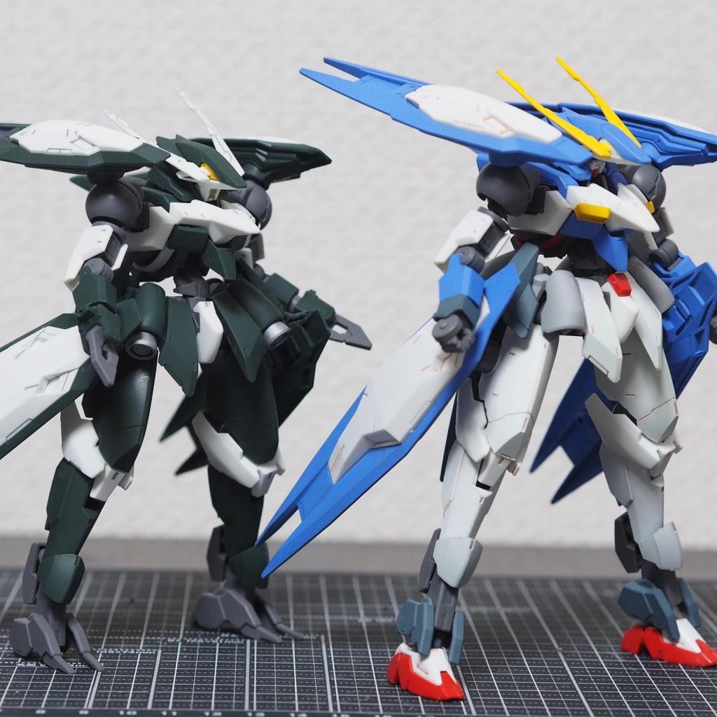 レギンレイズジュリアと比較。ガンダムに見せる改修とカラーリング変更で雰囲気がガラッと変わったと思います。足を追加したので、更に長くなったけど気にしない(笑)