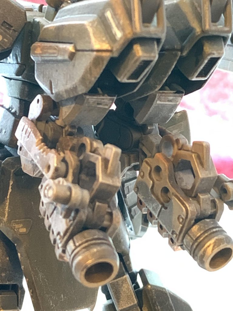 背部バーニアはフレームむき出しで、ジャンクパーツを使ってとりあえず動くものを…的なイメージでコトブキヤのモデリングサポートグッズの貼り合わせです。