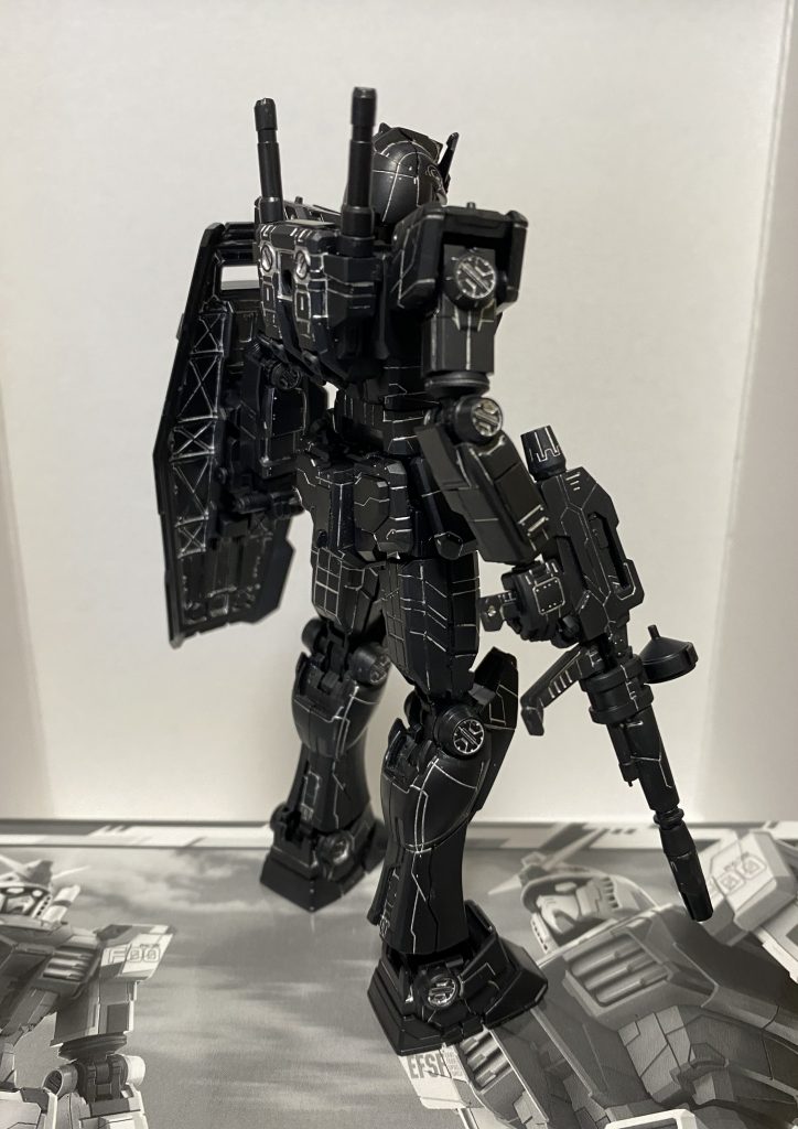 斜め後ろガンダムマーカーは流動性が良いのでモールドがしっかりしてるとチョンと当たるだけで綺麗に流れ込んでくれるあとははみ出した部分をナイフやメラミンスポンジで取るだけで良い