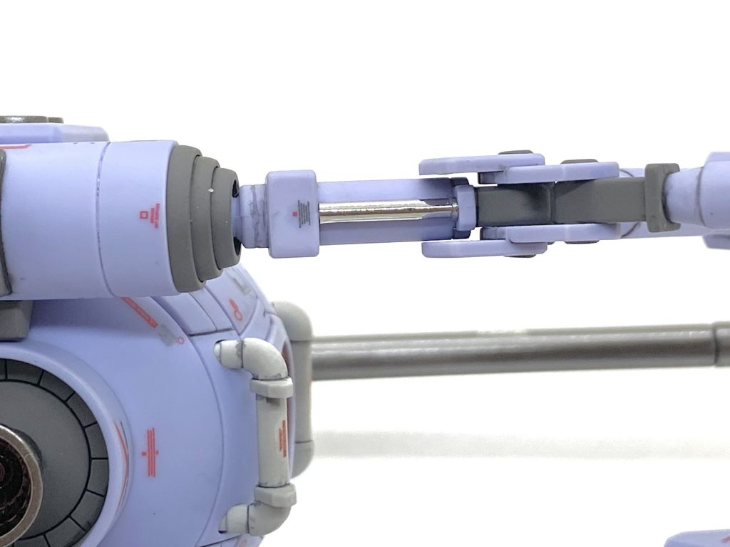 MGで下腕のシリンダーは金属パーツでしたからミラーフィニッシュの金属光沢シートを貼っています。