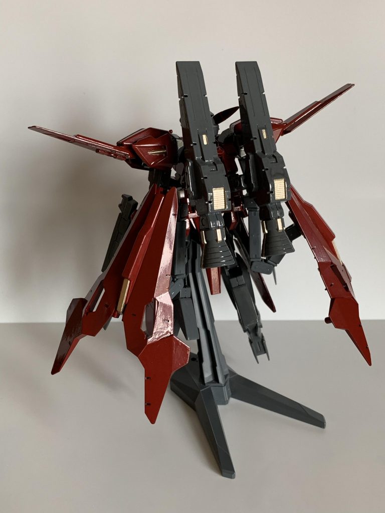 第5期LEV ソロネ[解説]旧大戦末期、旧人類を救う希望を一身に受けて開発された決戦用LEV群『ネメシスシリーズ』の一機。『ネメシス』シリーズは造物主である[[旧人類]]を裏切り叛乱を起こした新人類に対し、その罪を贖わせ罰を与えるという旧人類の思い上がりが具現化した存在と言える。本機体は極めて高い加速性能による前線突破と敵後方で反転して僚機との敵戦力の挟撃をコンセプトに高機動機体として開発された第5期LEVである。LCEはパイロットシートの後ろ側に設置された専用ユニットに搭載される。この機体の特徴は前述したように、大推力の噴射システムによる超加速での敵前線の突破と、その後の敵集団を後方から蹂躙する為の極めて高い白兵戦能力である。第5期LEVの名に恥じず、テトラビットを用いる事なく手持ちのA.R.B.Aとビームサーベルを内蔵したシールドバインダーによる近接戦闘だけで、幻装兵が持つ魔導障壁を易々と突破し、幻装兵を屠るだけの戦闘力をこの機体は可能とした。本機体の完成は旧大戦末期で、参加した戦闘では新人類解放軍に大打撃を与えている。最終決戦時、本機体は破裂の幻装兵アメノハバキリとの壮絶な一騎打ちの末に撃墜された。