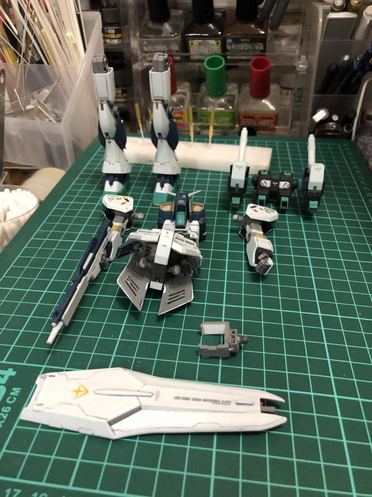 塗装は全てアクリジョンの筆塗りです。ほんと下手くそで上手になりたい・・・。乾燥待ちシールド接続部分の裏側は塗装をせず、接触しても色移りしないようにしています。まぁ削れますけど色がつくよりいいかなと。墨入れはアクリル絵の具をなんかいい感じに混ぜたものを使用しています、割れる心配もないので気楽でしたが拭き取りきれずになんか汚れ加工っぽくなってる部分もありますけど、それはそれでOK!