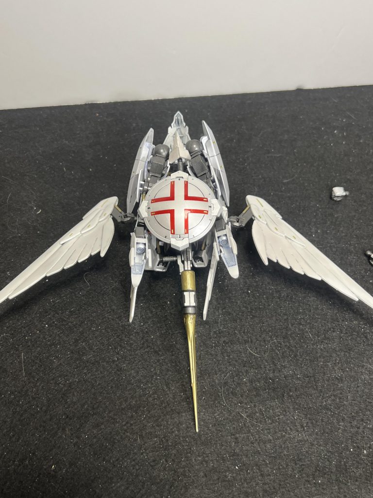 裏から見るとこんな感じ。盾と武器は合体させて機体下部に接続して尻尾に見立てています