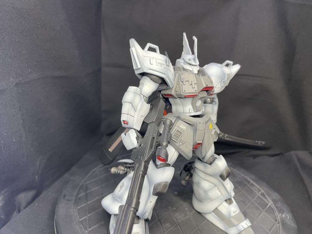 カラーリングはシン・マツナガ機をイメージして塗装黒立ち上げのグラデーション塗装