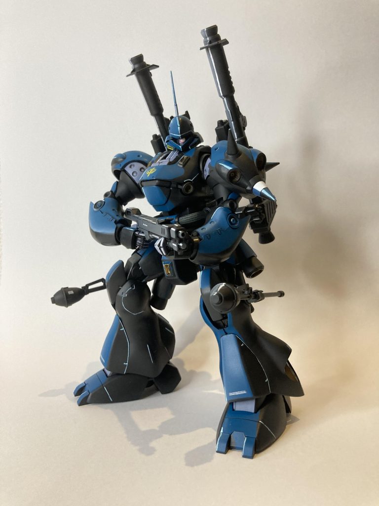 白背景で。ケンプファーは機体色が暗いのと、ハイライトを薄くグラデーションを入れたので黒の方が映えますね。