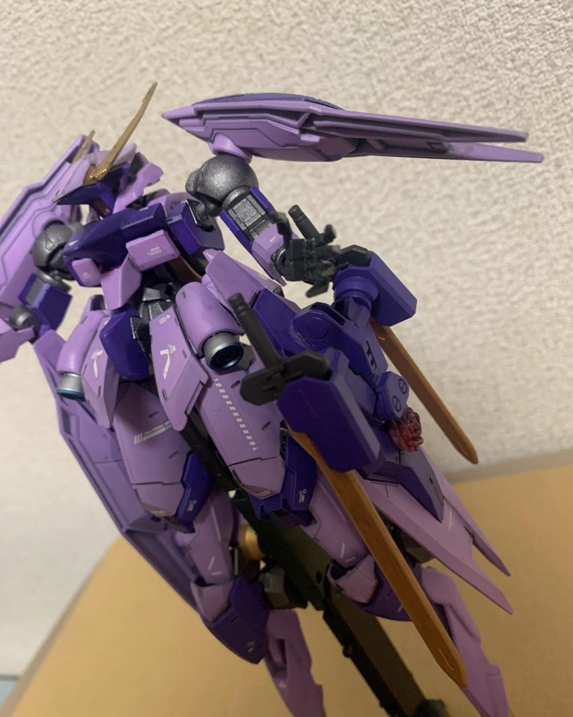 腰には対MSフレーム用ブレードを装備。名前は