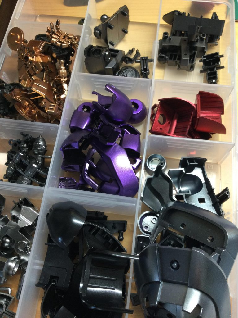 塗り分けられたパーツは、ダイソーのケースに収めていきますw