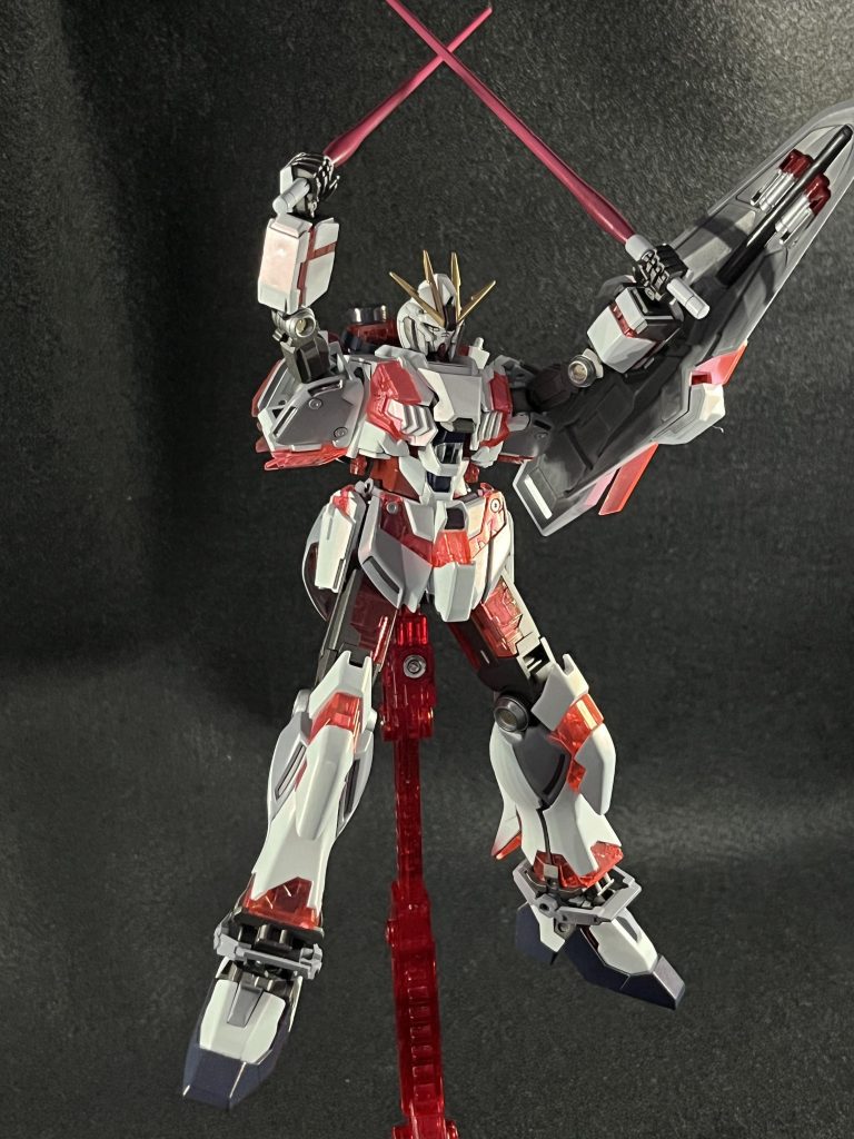 ポーズ②両手にビームサーベルを。>>RX-93 νガンダムの前にサイコフレーム試験機として開発された経緯をもつ。(公式ページより)とのことで、確かにこの画像を撮ったときに似た部分を感じられました。