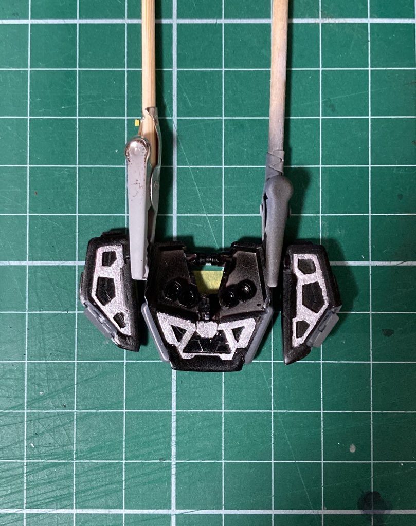 HGのため、裏打ちがなく寂しいフロント・リアアーマーに裏打ちを追加しました。