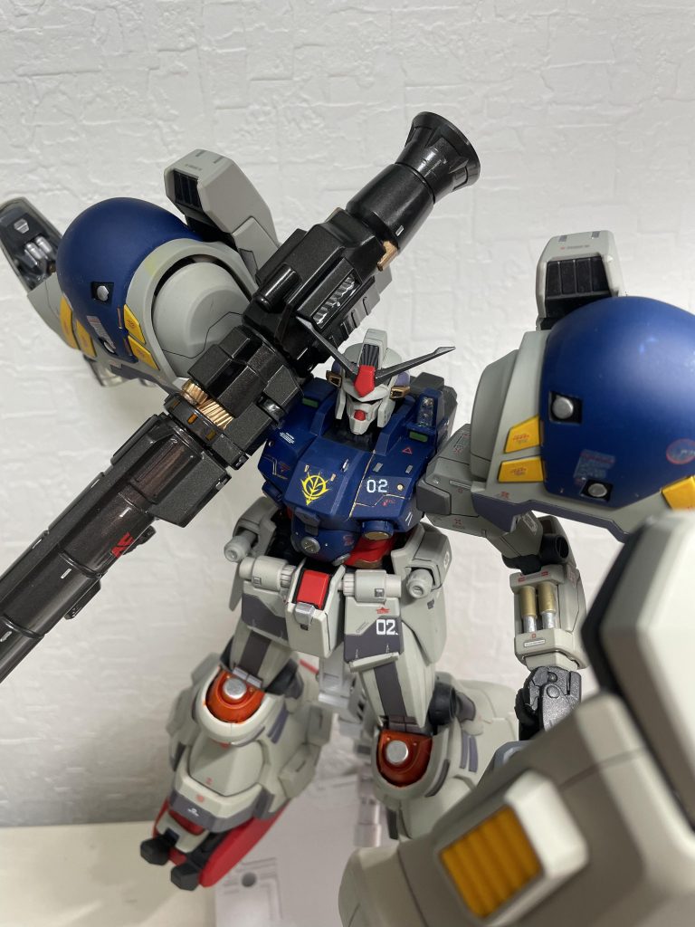 シールドを左腕だけで保持させるのに苦労しました。左腕は肩肘手首指に瞬着盛ったりして、ギチギチにしてなんとか持たせるだけなら大丈夫になりました。