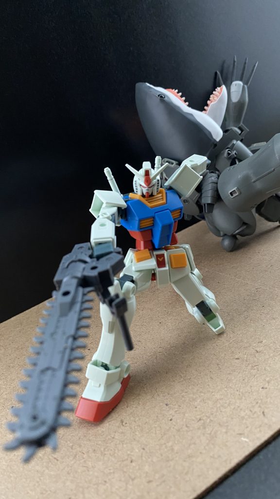 「あ、あぁ…、少尉…」　ガンダムのチェーンソーに両断され、炎に包まれるシャークゴッグ。「…シャークゴッグの反応、…消失しました」　シャークゴッグの起こす一際大きな爆発が収まった後、ガンダムの反応は何処にも確認されなかった。