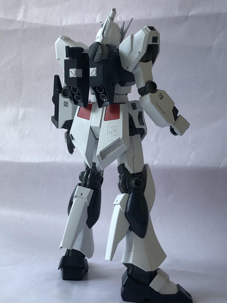 デカールはガンダムデカールの逆シャア用のうち、大きいサイズのものを貼りました。細かいものは省きました。EGはこれくらいで十分だと個人的には思っています。