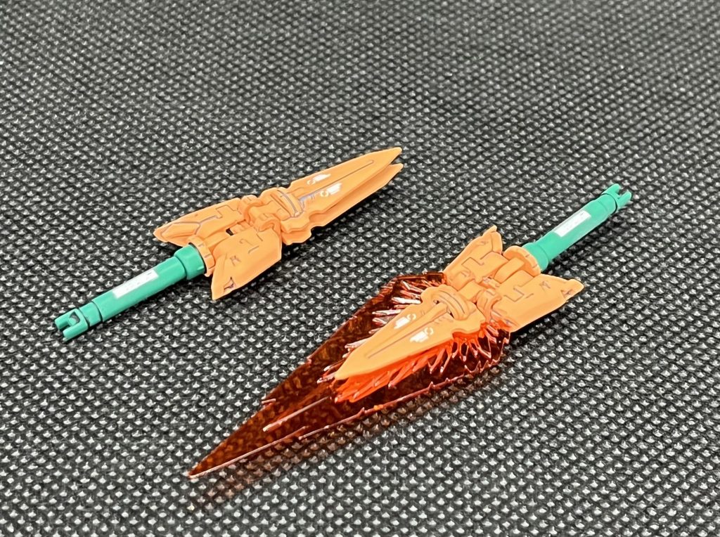 ツインテール部の人参、通称ビームキャロットは抜刀しサーベルとして使用。