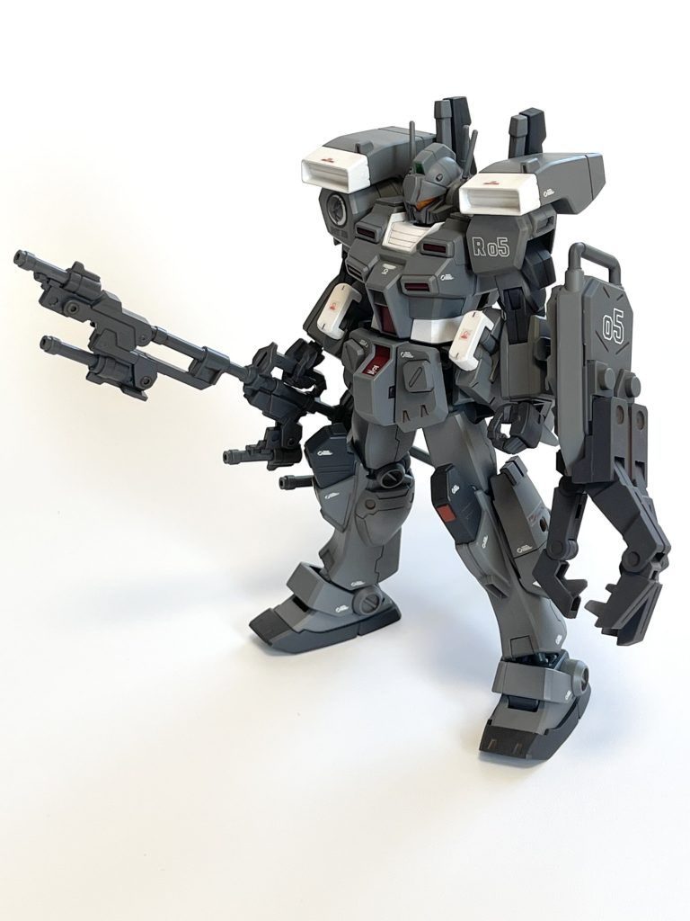 このクロー内蔵シールド、連邦系にしてはケレン味が効いているので面白いパーツですよね。ダブルツインビームスピアはツインビームスピアを2セット切り貼りして制作。対艦・対大型MAへの強襲および必殺を意図してビームサーベルの本数を倍にしています。この時代のMSなら4本くらい余裕で発振できるかなと…