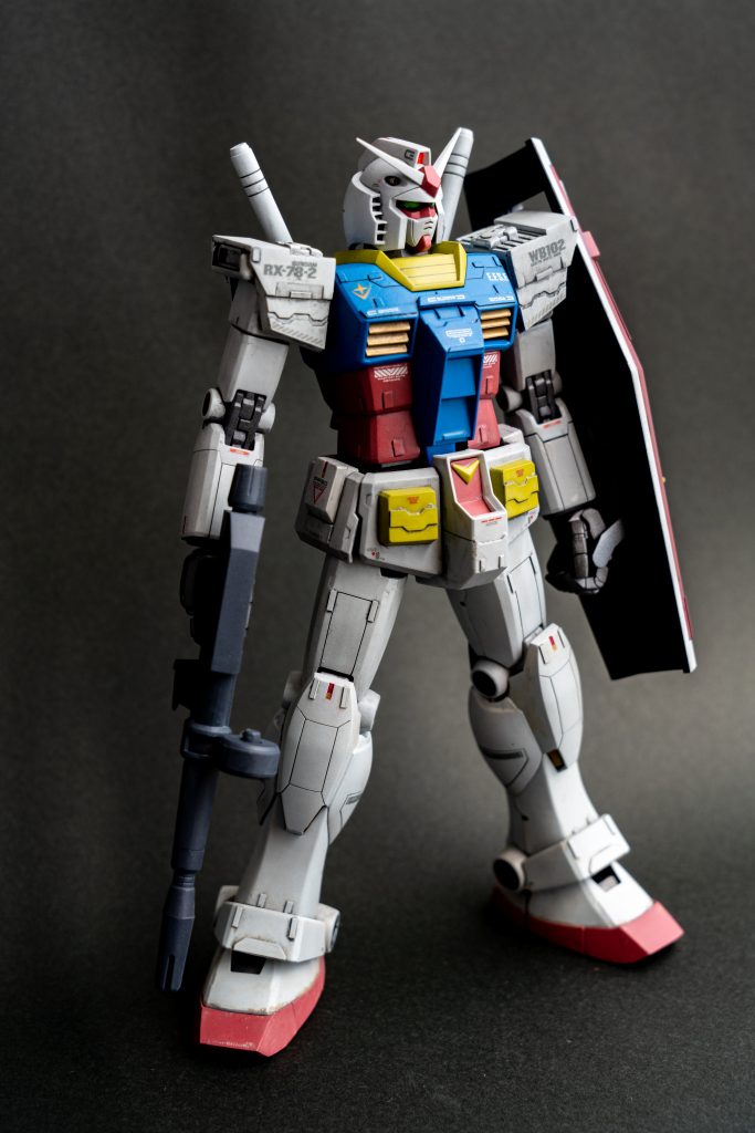 肩アーマーを大型化して怒り肩に、爪先を形状変更して延長しました。小改造ですが、だいぶ印象が変わります。