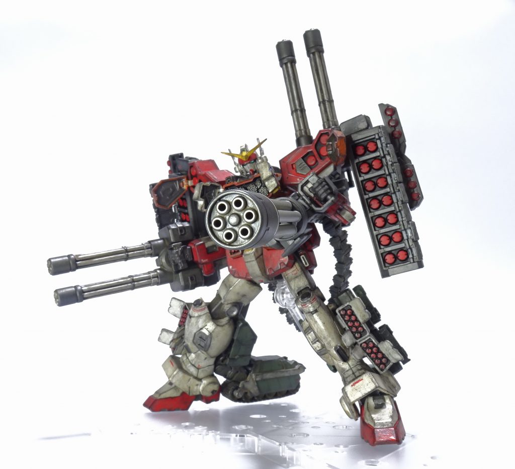 イーゲル装備肩のハードポイントに大型ミサイルポッドを増設。脚部ミサイルポッドで接続パーツを挟み込み、キャタピラユニットを接続しています。