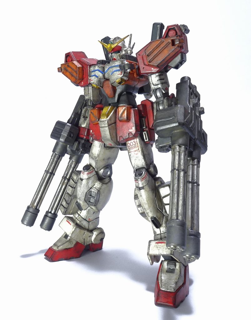 正面手足はHGACヘビーアームズ顔、胴体、武装はEW版の物を使用しています。胴体にポリキャップやボールデンアームズを埋め込んだり、フロントスカートのボールジョイントを移植して現代規格に合わせています。下腹部は00ガンダムから。癖の無いデザインで即決でした。