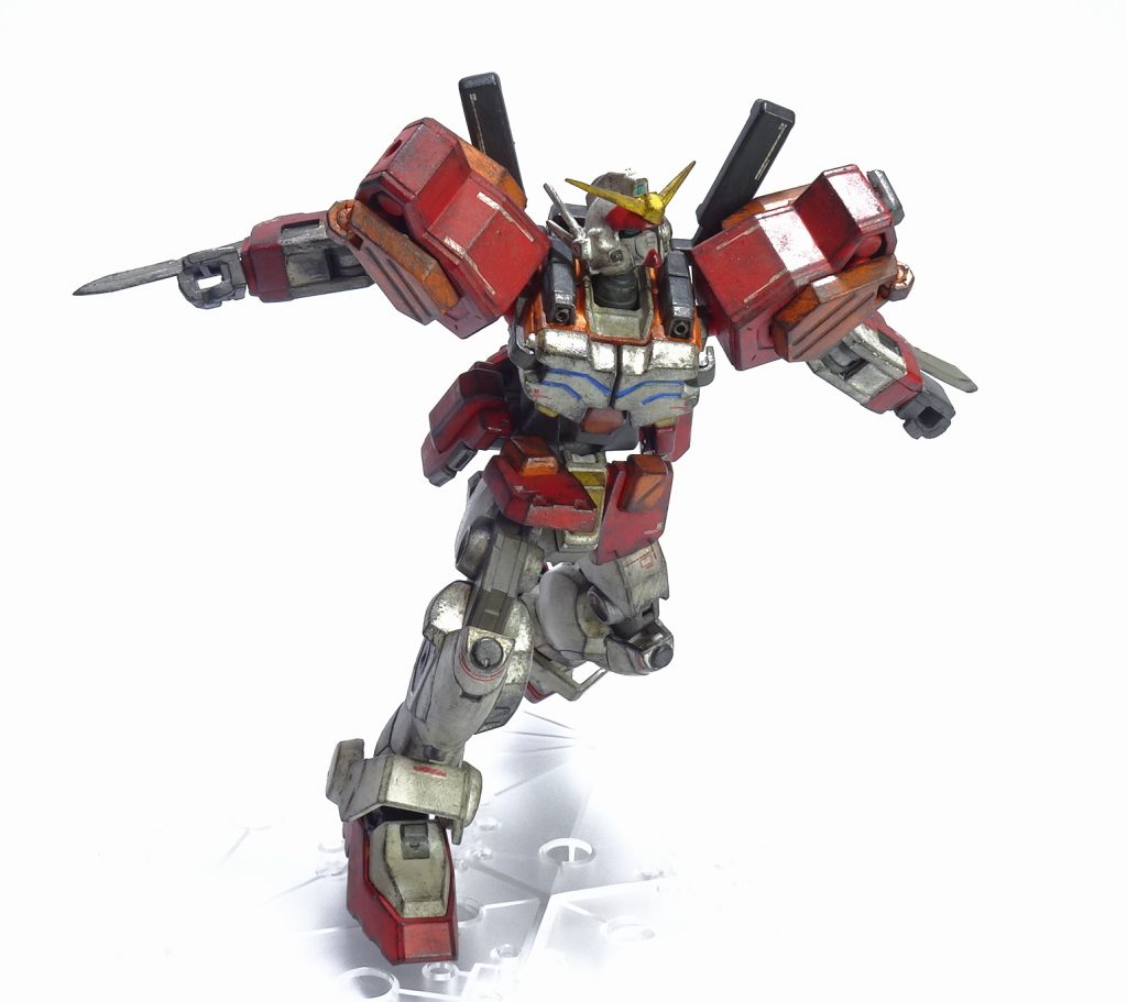 最後の切り札ヘビーアームズといえばナイフ。EW版でオミットされてしまったので両腕に装備しました。最近の規格に合わせたのでアクションポーズが決まります。