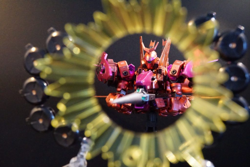 2.ストライダー形態「メリクリウスを変形させてみよう」から始まり、ヤフオクでGetしたランサーを加えてこの姿に落ち着きました😊意外とボリューム感ありつつも、何とか纏まって良かったです。サイドの腰アーマーの色分けとスラスターはちょっとした拘りでした。
