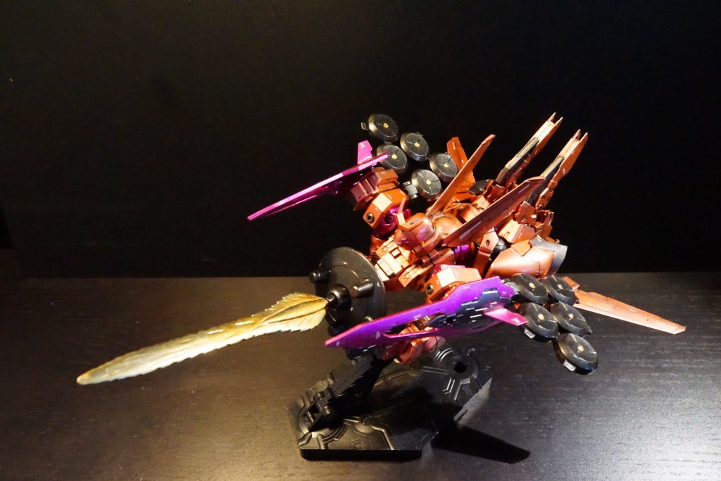 3.ビームガン装備形態小さくてバランス的にどうかと思いましたが、元祖ビームガンも意外と似合ってます😉着手当初の変形はクラッシュシールドを前に構える形式でした🕊️