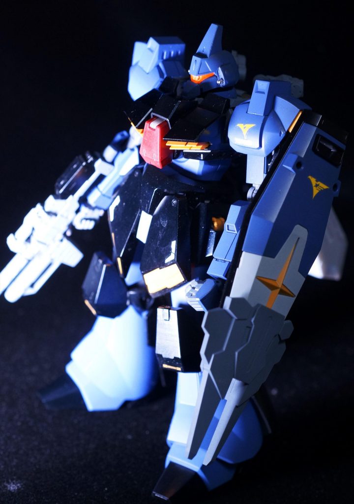 左サイドより。シールド先端のスパイクは戦闘用ではなく破損した隔壁をこじ開けるための装備だったが、打突によってMSを撃破するにも十分な破壊力を発揮した。