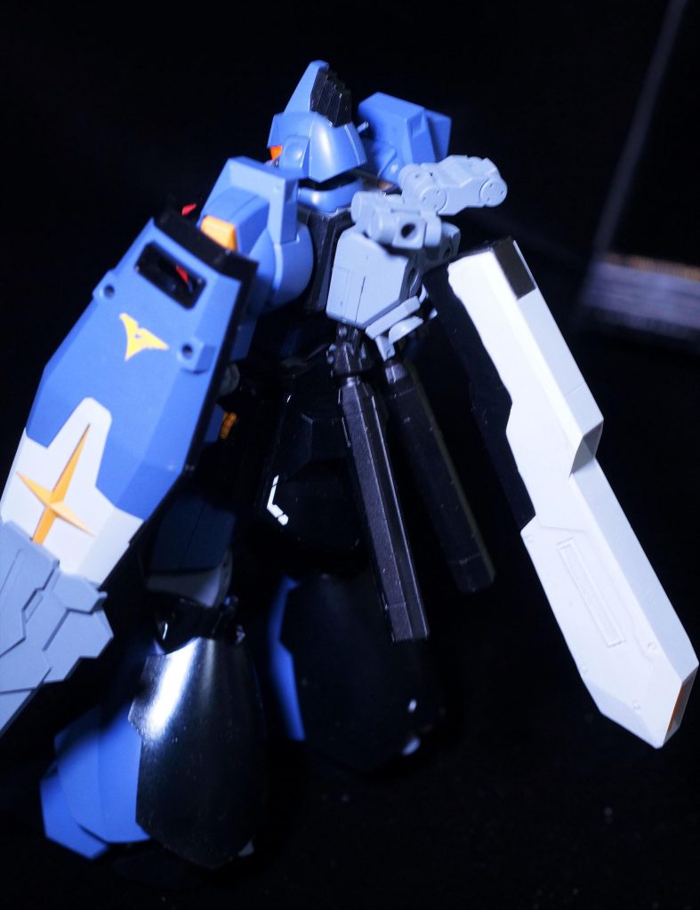 後方。大型のテールブースターと脚部の増加フェアリング内部に装備されたスラスターによって原型機を大幅に上回る機動力を獲得している。バックパック上部のハードポイントにはトライブースター同様の機能を発揮する増加ユニットや各種武装を選択して装備可能。