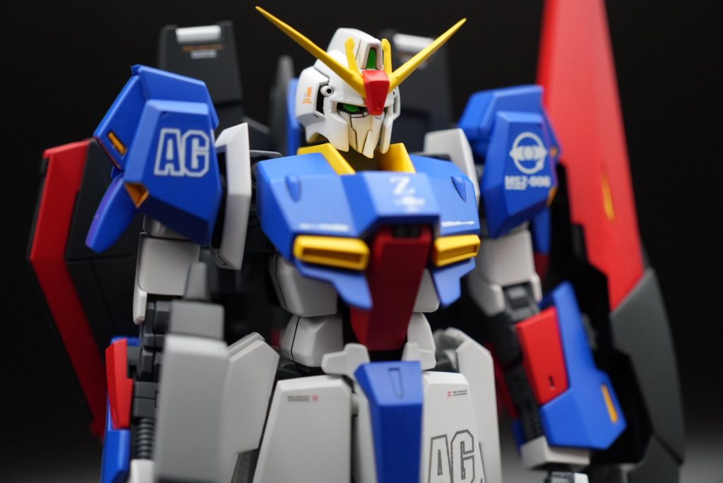 ヘルメット下部の削り込み、マスクのシャープ化、カメラやセンサーは蛍光塗料を使っています。