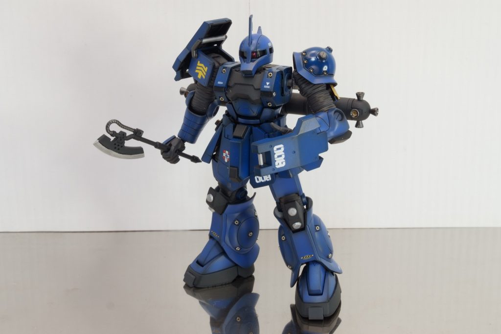 あるいはこんなスタイルで肉弾戦もあるかも、ということで、右肩の盾は分割してバックラーにできます。