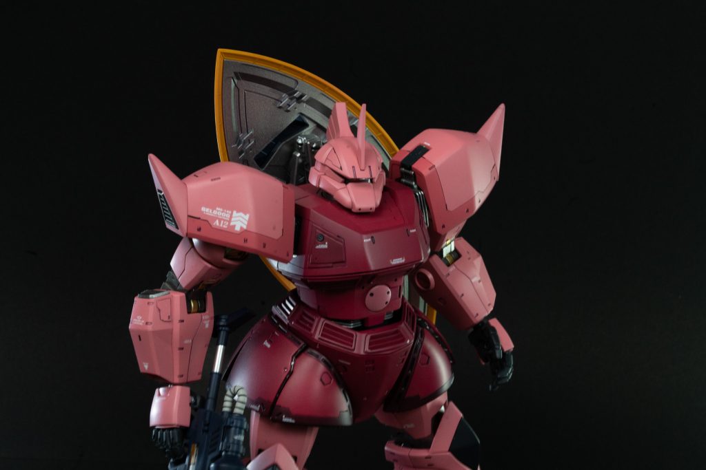 肩アーマーは繰り抜きとプラ板によるディティール追加