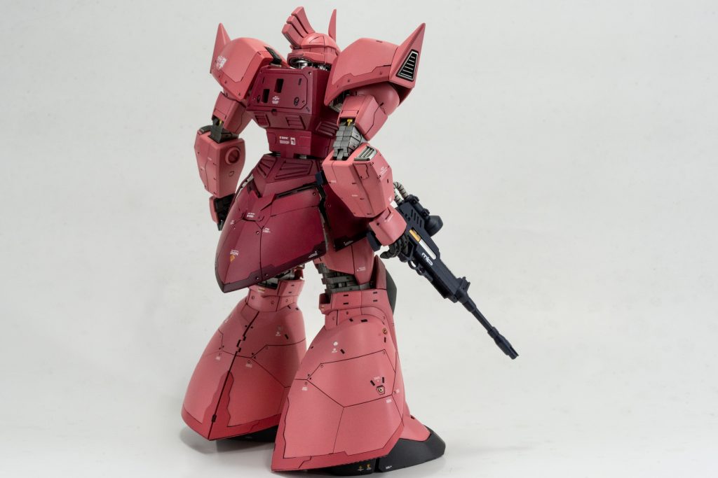 カカトの合わせ目にプラ板追加スカートは、下側に筋彫り追加と塗り分け