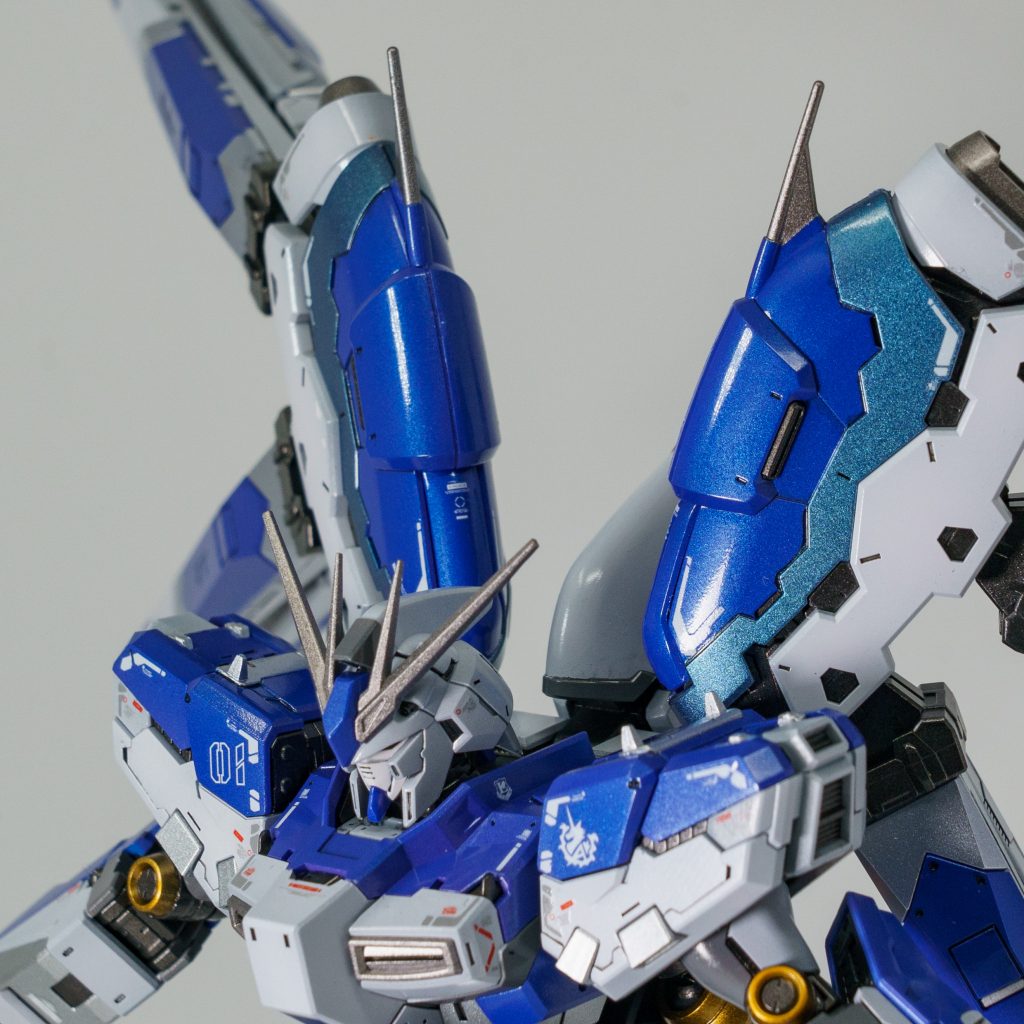 塗料はすべて水性ホビーカラー。青色で塗装した部分は資料を見て知ったキャンディ塗装に挑戦。パープルを混ぜたシルバーにクリアブルーを重ね、トップコートは光沢を選び、つやつやに仕上げました。もう少しメタル感が出てほしかったですね。シルバーにこだわる必要があるのでしょうか？詳しい人教えて下さい。ふくらはぎの部分とバックパックのファンネル格納部分は曲線がきれいで、特にお気に入りのパーツとなりました。