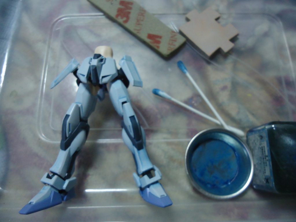 ストライクガンダム部分の陰影はクレオスのウェザリングカラーのシェイドブルーを塗って溶剤を付けた綿棒で拭き取って、MS娘のパーツとの色合いを考えて控えめにしています。最後迄お付き合い頂きましてありがとうございました。