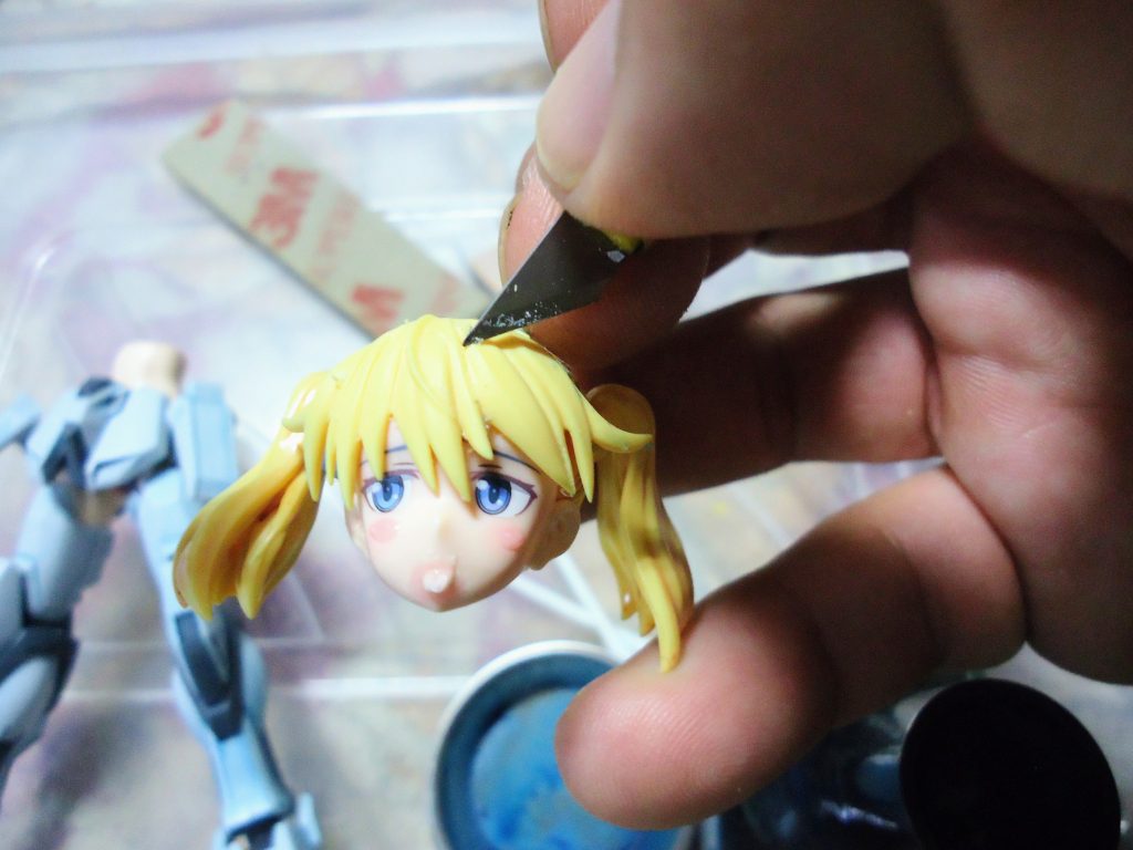 前髪のモールドをデザインナイフで削りこんでシャープにしています。