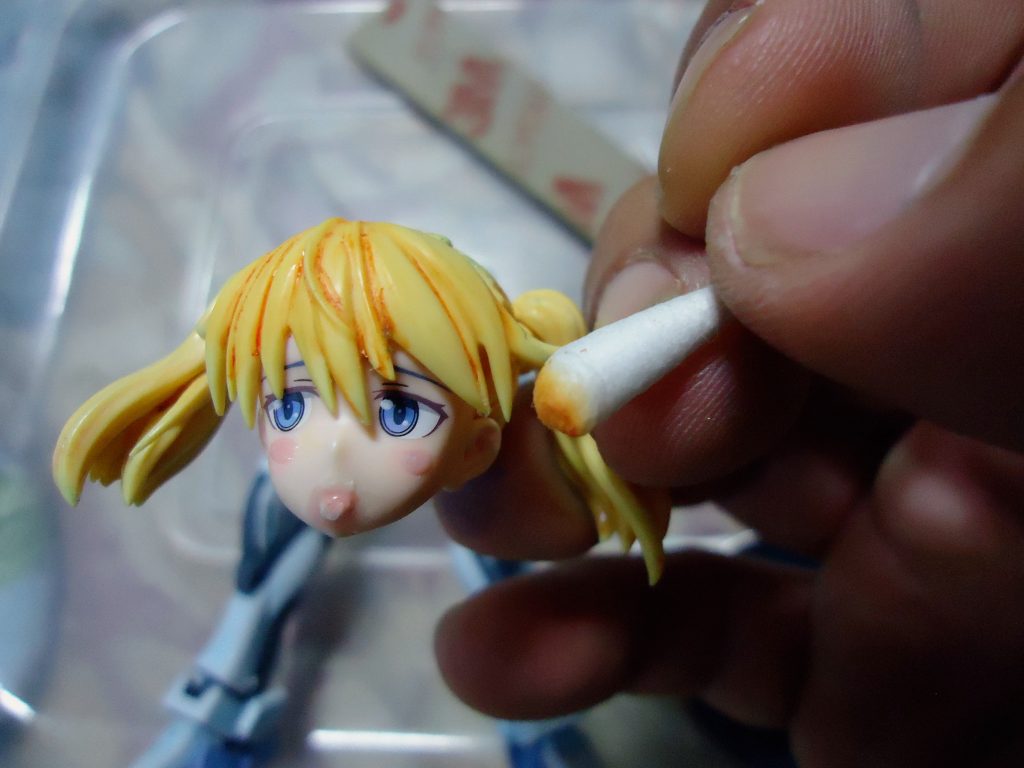 陰影はガンダムマーカーのリアルタッチマーカーで書き込み、綿棒で拭きを行っています。