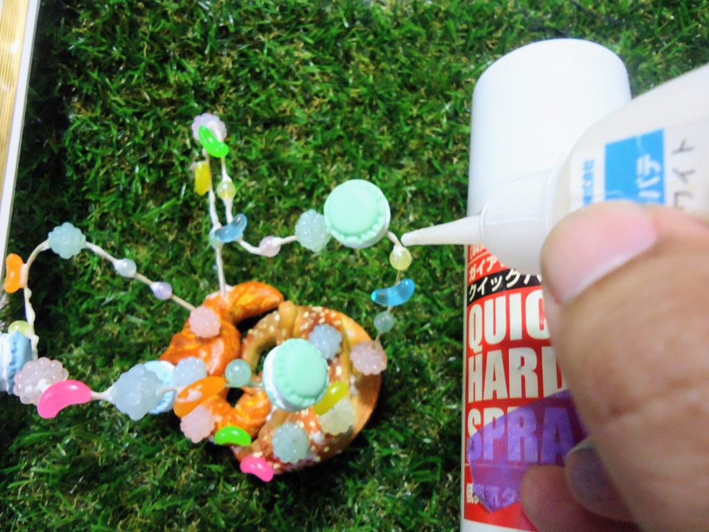 慎重に真鍮線を隠す様にガイアノーツの瞬間カラーパテで固定&コーティングを行ってから瞬間効果補足剤スプレーで硬化させています。