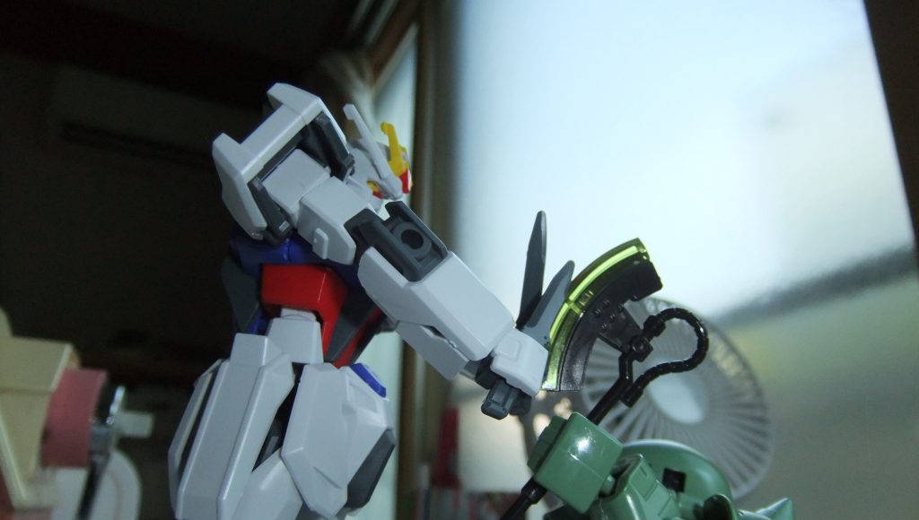 何かイチャモンつけてる親(ザク)にうるせぇ！と切りかかる娘に見えてきた(笑)そんな訳で素組ですが見てやって下さい♪ヽ(´▽｀)/