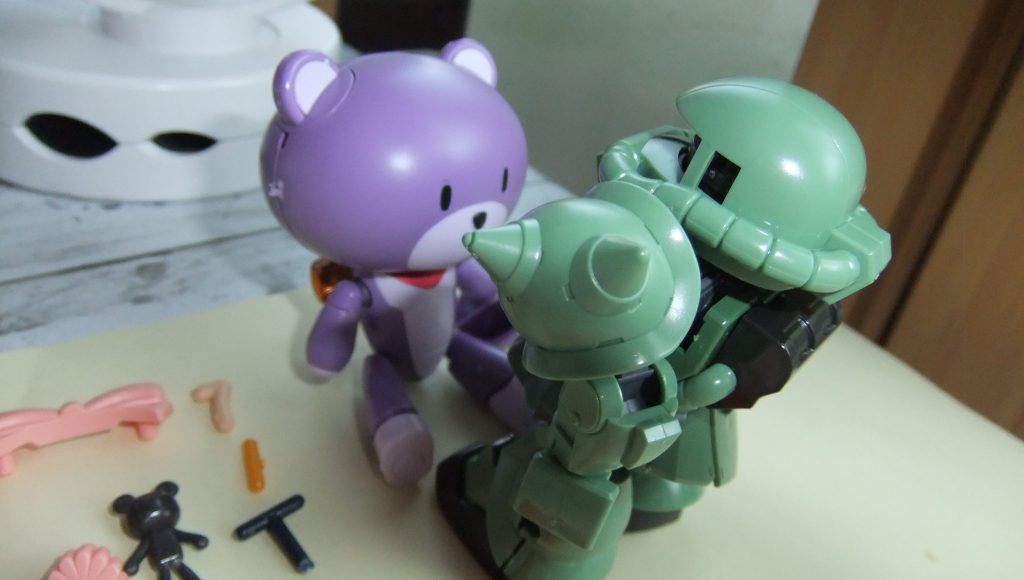 ザクがお店にやってきました❗何か相談しているようです。【店員ガンダムじゃなくてプチッガイなんやけどなぁ(￣▽￣;)】