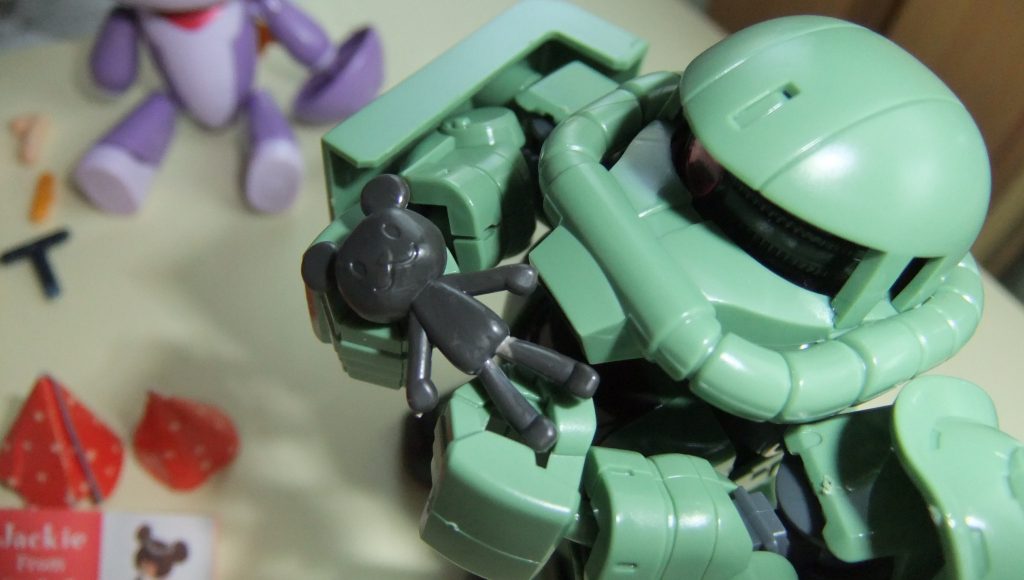 ぬいぐるみが気になるみたい。【拡大撮影するとバリと弛い合わせ目が気になるモデラー目線(子供やからそんなもん)】