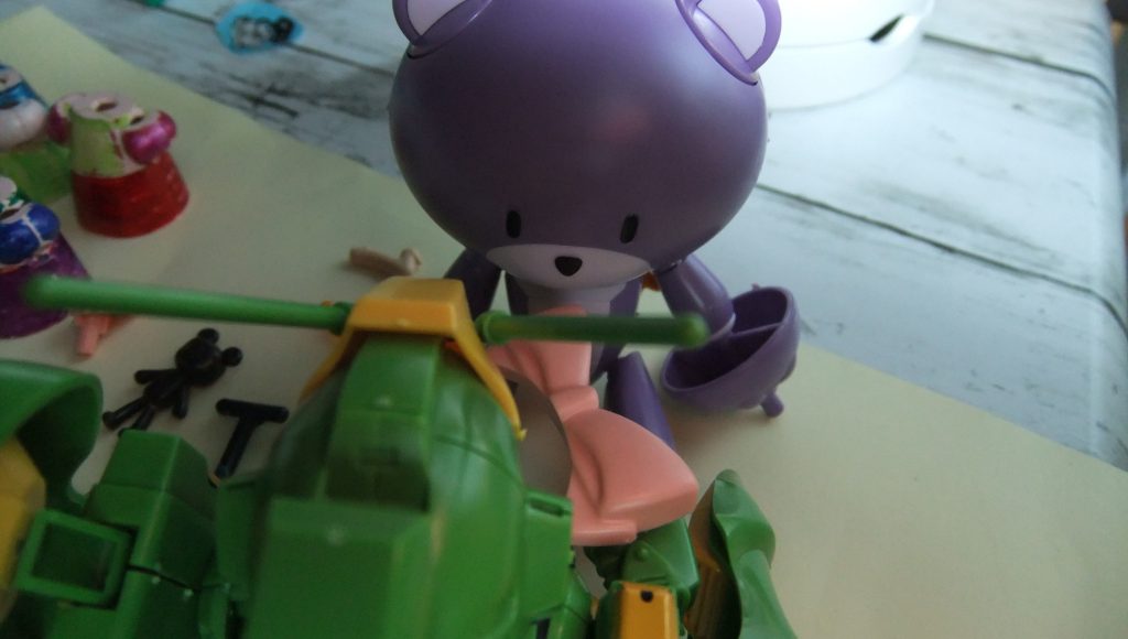 あ、リボンを買ってる❗気に入ったのかな❓️【プチッガイは何でベアッガイⅢの手を逆持ちしてるんやろ❓️多分手袋❓️】