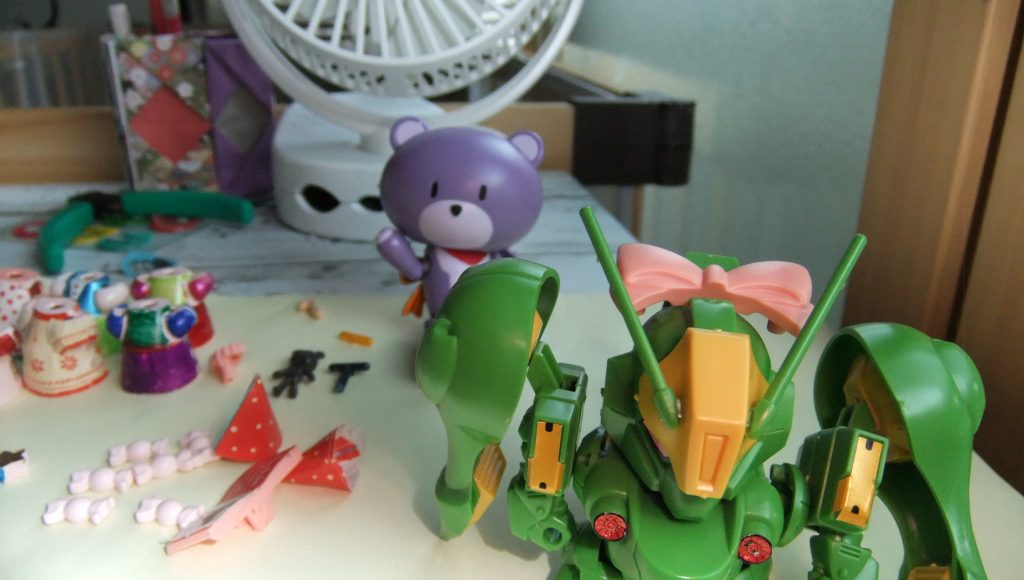 リボンを着けて帰ってるね。密かに後ろで手を振るプチッガイかわいい。【だから背景～(￣▽￣;)ﾆｯﾊﾟｰｶﾀﾂﾞｹﾛﾔ】