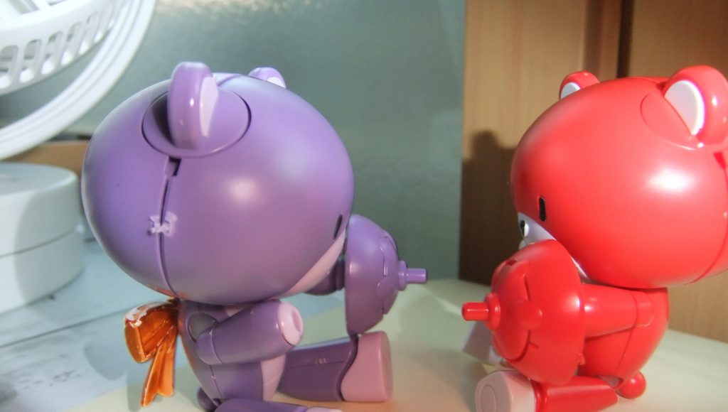 まだ話してるねww【地味に親のガンマカ使ってリボン塗ってたりします。最近は墨入れも始めたようです。尚、親の道具】