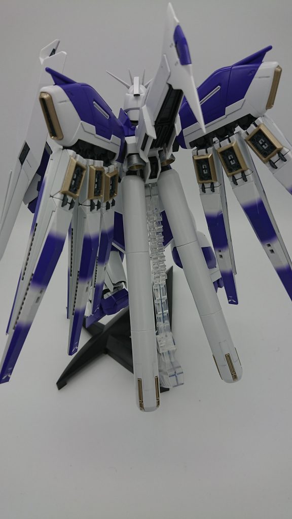 デカールを貼り付ける前のバックしょっです。プロペラントタンクや、ファンネルラックが豪華です。フィンファンネルのデカールだけは、先に貼り付けました。とても、難しいデカールだと思います。