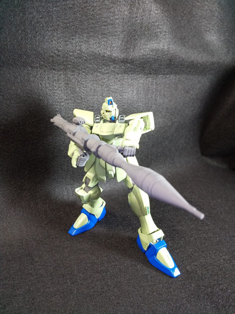 【設定】…リガミリティアがさらなるコストダウンと操作性の向上を目指して設計したガンイージの改良型。GUNEZ-Ⅱ、通称GEZⅡ(ゲッツー)。メインパイロットはマリッサ・マリコ。元々シュラク隊のメンバーだったのだが、女の子の日のためオリファーの合流命令を拒否、遅れて合流しようとしたところベスパの支配地域に迷い込み抜け出せなくなると、そのままパブの看板娘として諜報活動に従事することとなった。典型的な地図の読めない女。エンジェルハイロウ攻防戦の後、ザンスカールの残党が地球にゲリラ組織として複数結成されると、リガミリティアは地球連邦から業務を請け負う格好でこれに対処することとなった。マリッサはシュラク隊の無念を晴らそうと、鬼気迫る戦闘をみせるのであった…。