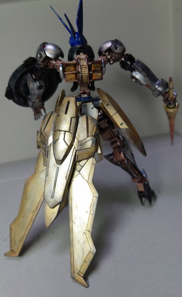 リアビュー腰部のブースター部分も金色がくすむ様に、ドライブラシとチッピング、ウェザリング、又、スミ入れを行いました。