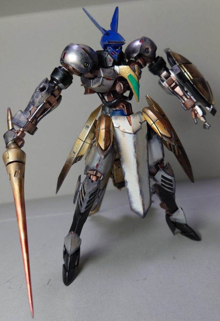 フロントビュー全体的に使い込んだ感を出したかったので金色の部分もくすむ様に細かくドライブラシをかけました。又、フレームもガンマカのヘビーガンメタリックだけだと味気なかったので、パイプ部分と指先の色を残し水性ホビーカラーのカッパーで塗装しました。ワンポイントとして、ロイヤルメタレッドで、頭部、肩、胸、太股、アンクルアーマーにスミ入れをしました。カラーレシピ~ガンダムマーカー~・ブラック・シルバー・シャインシルバー・ロイヤルメタレッド~水性塗料~・水性ホビーカラー カッパー≪銅色≫~エナメル塗料~・アーティストマーカー ゴールド~スミ入れ~・スミ入れ塗料(ブラック)+ガンマカのロイヤルメタレッド~ウェザリング~・ウェザリングマスター≪Hセット≫
